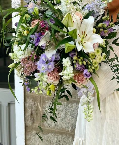 Bouquet champêtre de lys, roses poudrées et fleurs lilas