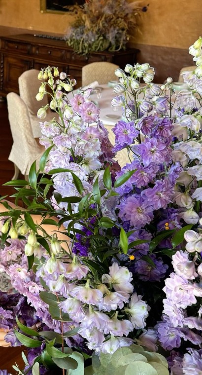 Composition de delphiniums lilas dans un salon